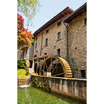 edifici e ruota del mulino
