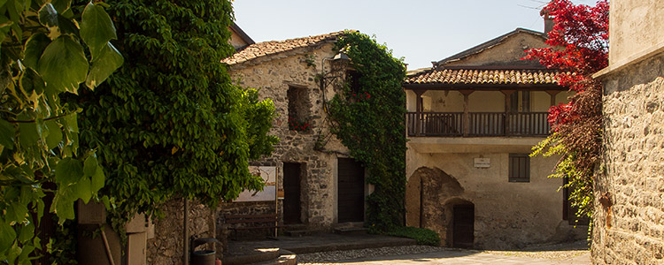 Caglio: Borgo Medioevale dei Funcai piazzetta
