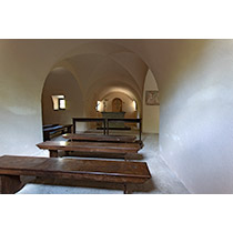 l'antica aula che costituisce la navata e che termina con il presbiterio dove è presente l'altare e si conserva una croce in pietra l'antica aula che costituisce la navata e che termina con il presbiterio dove è presente l'altare e si conserva una croce in pietra