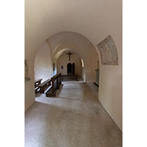 il braccio perpendicolare all'antica aula - in fondo si apre la porta di accesso alla torre campanaria il braccio perpendicolare all'antica aula - in fondo si apre la porta di accesso alla torre campanaria