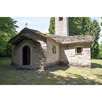 ingresso sull'ala laterale, rivolta verso sud-sud-ovest ingresso sull'ala laterale, rivolta verso sud-sud-ovest