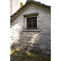 finestra sulla facciata dell'aula rivolta verso la Colma finestra sulla facciata dell'aula rivolta verso la Colma