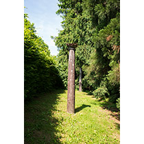 le due colonne appartengono all'ingresso del cimitero presente in epoca passata le due colonne appartengono all'ingresso del cimitero presente in epoca passata
