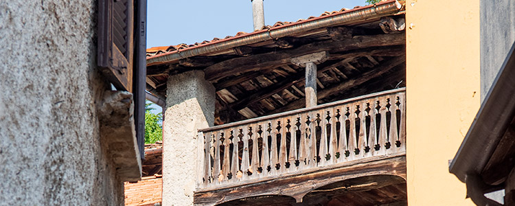 visino - cascina lombarda - sottotetto con parapetto in legno